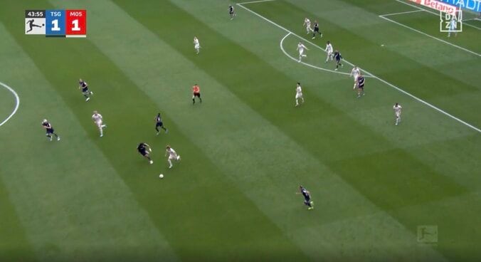 「バケモノかよ！」佐野海舟、“爆速タックル”でボール奪取→ドリブル突破「すげえ」「強すぎだろ」味方もドン引きの圧倒的推進力 5枚目