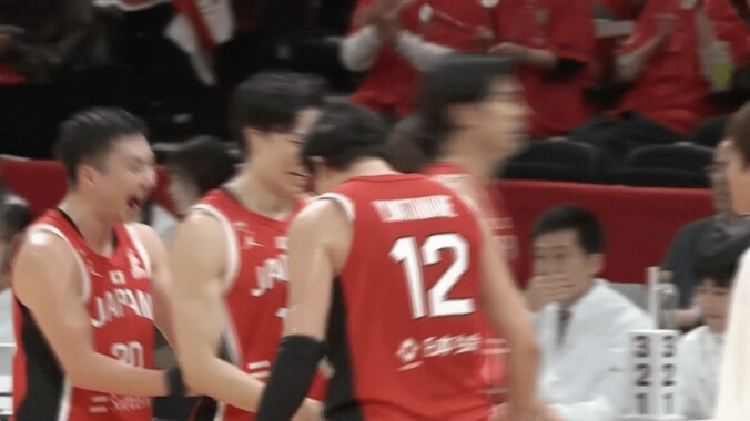 「なんじゃこりゃ！」バスケ日本代表、“残り０秒”で衝撃ロングシュート成功「ディープすぎる」超絶ブザービーターにアリーナ騒然 5枚目