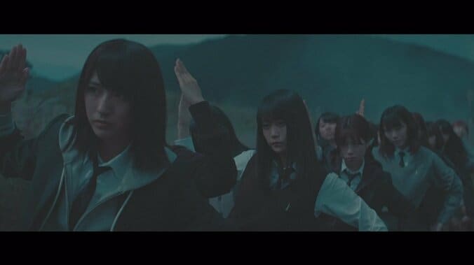 欅坂46、新曲「避雷針」MVで平手友梨奈がフードをかぶり暗闇の中を練り歩く 7枚目