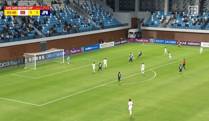 えっ、背中越しパスを…？ 日本代表エースの“神業クッションコントロール”に騒然「うますぎる」「すごい逸材」佐藤龍之介が超絶トラップした瞬間【U-20アジアカップ】 3枚目