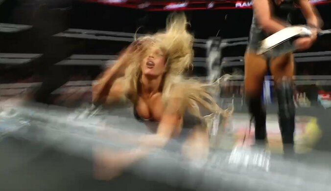 ベッキー・リンチの暴挙に騒然