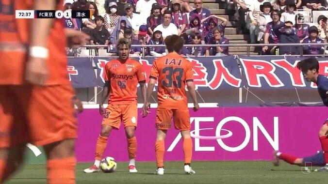 漫画かよ！Jリーグで決まった豪快過ぎる“投げ技”一本「これはいい大腰」「柔道きたな」華麗ななぎ倒しにSNS沸騰 3枚目