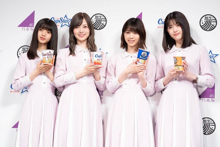 齋藤飛鳥、手で顔を隠し照れながら「サッポロ一番カップスタ〜」と歌う