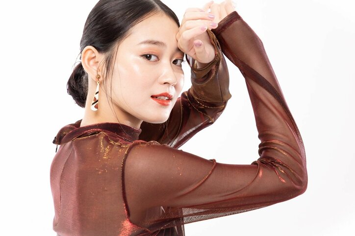 国民的美少女・吉本実憂が5kg増で“ぶちゃいく”新卒OLに!? 映画『レディinホワイト』インタビュー