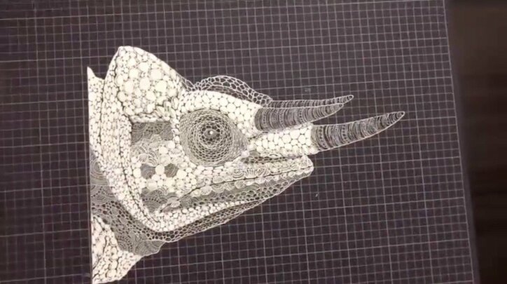 世界で反響呼ぶ切り絵アーティスト “二足のわらじ”を支える家族のサポート