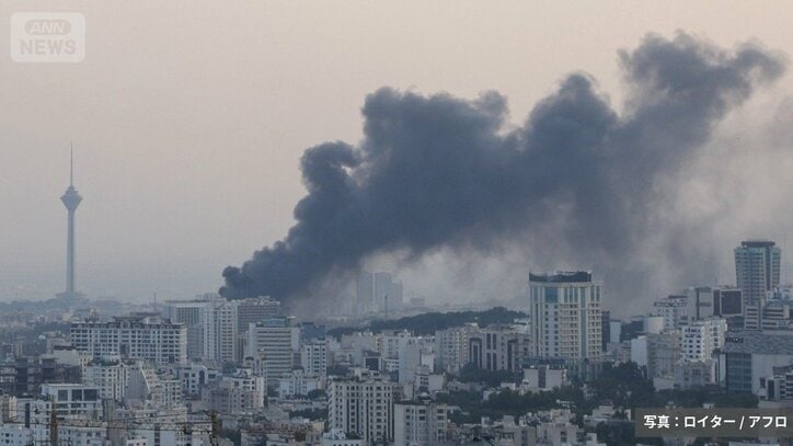 2025年6月16日、イスラエル軍の攻撃で煙が上がったイランの首都テヘラン（写真：ロイター/アフロ）