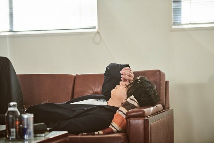 三浦翔平の寝顔に「社長お疲れのご様子ですね!」の声 AbemaTV『会社は学校じゃねぇんだよ』オフショット公開