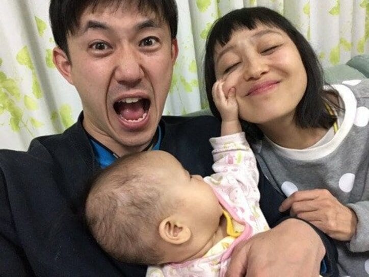 金田朋子、娘との上手く撮れない家族写真に「微笑ましい」「ステキな家族」の声