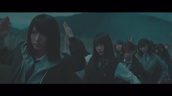 欅坂46、新曲「避雷針」MVで平手友梨奈がフードをかぶり暗闇の中を練り歩く