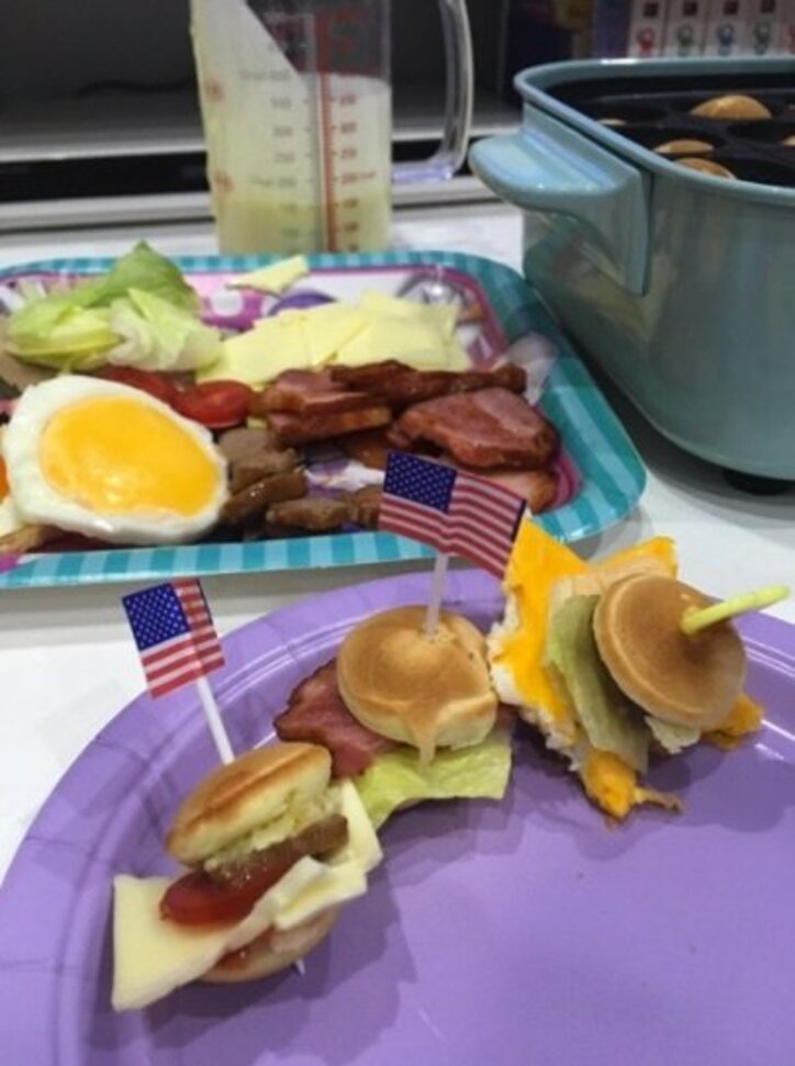 ぺこ、りゅうちぇるとの“3年記念日”に自宅でハンバーガーパーティーを開催