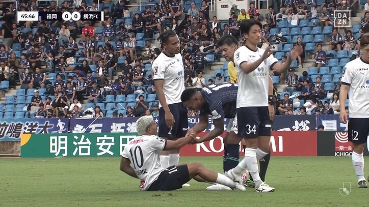 【映像】無慈悲？競り合いからの着地で太もも踏みつけ