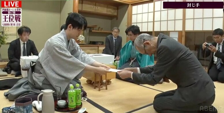 藤井聡太王位が67手目を封じる 新構想の“金寄り”から「力戦を超えた力戦」へ 伊藤匠二冠との大一番は激戦の2日目へ／将棋・王位戦第5局