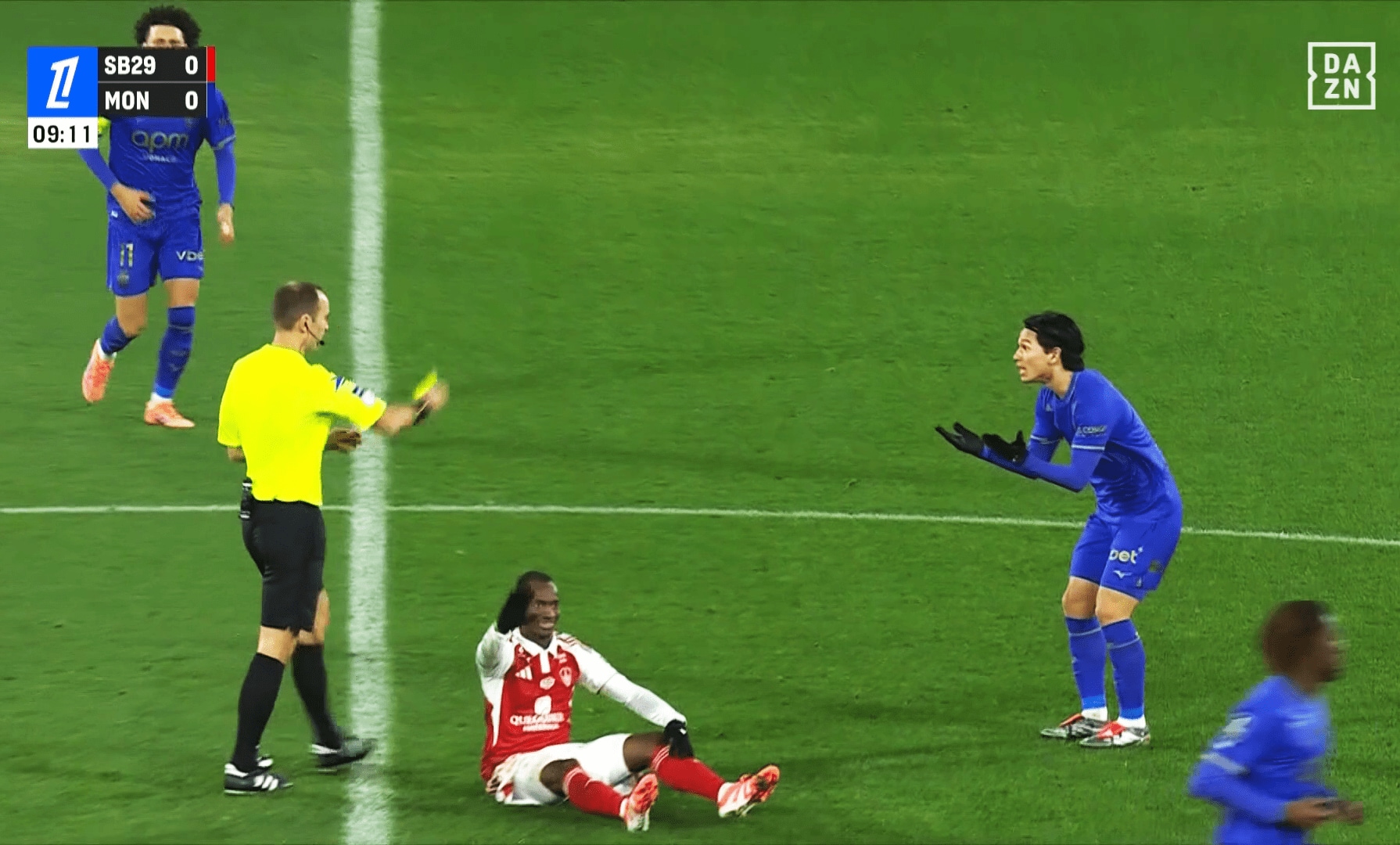 判定に不満を示す南野拓実