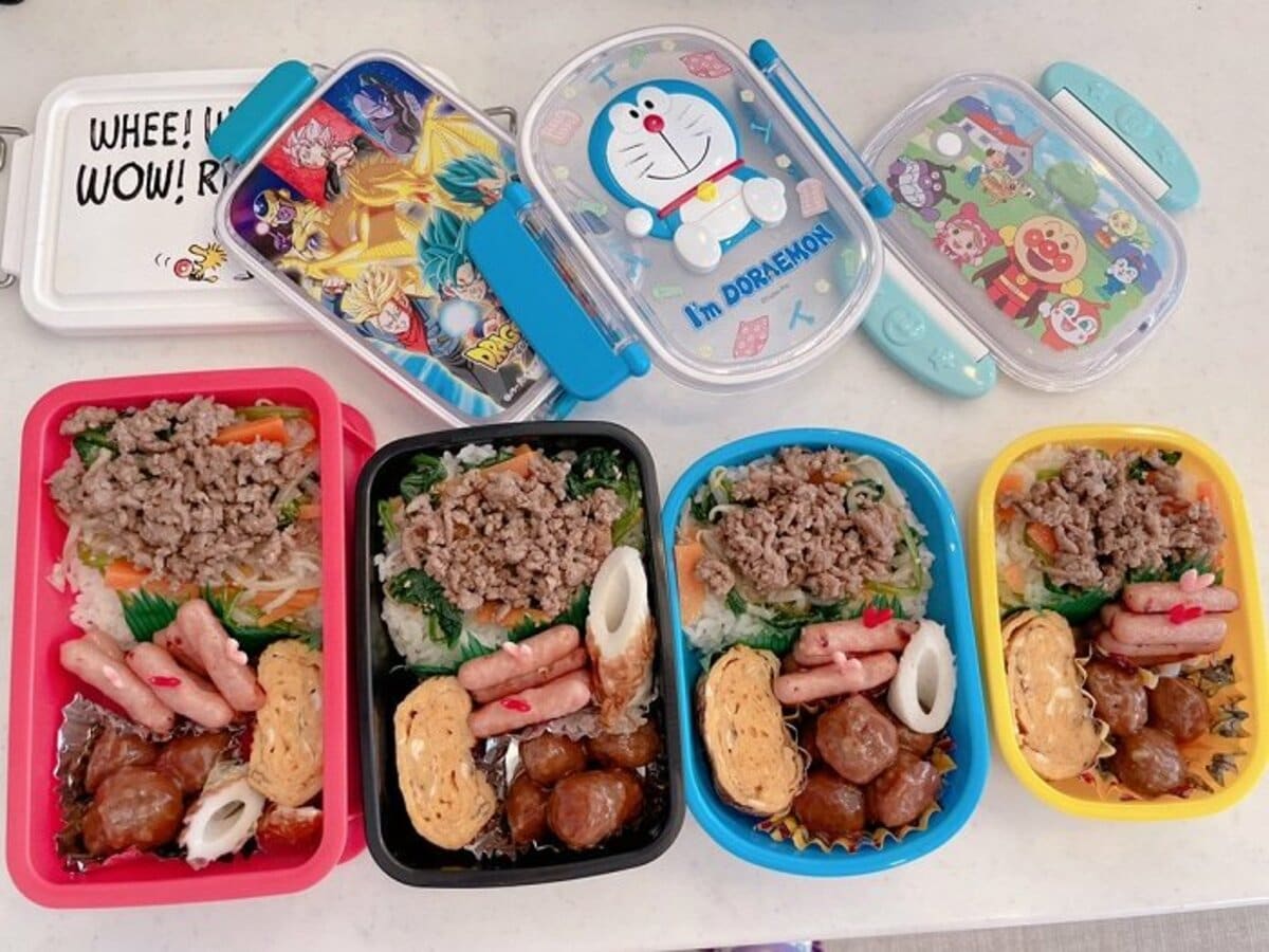 辻希美、家にある物で作った“簡単弁当”を公開「外で食べました