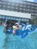 アレク、宮古島のプールを満喫する“取り扱い注意”な娘の姿を公開「イルカ貸していただきました」