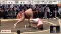 突き落としすぎて“突き刺さり”豪腕力士の強烈技に館内大盛り上がり 解説者も名勝負に「銭が取れる相撲」と絶賛