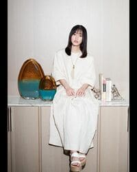 南沙良、棚に“ちょこん”と座ったキュートなショットを公開 「可愛い人形の置物かと思いました」の声