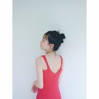 莉子、美しい背中が際立つ『WHITE graph』撮影ショットを公開し「透明感えぐい」「綺麗すぎ」の声