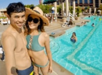 小島よしお、美人妻のビキニ姿に絶賛の声「相変わらず綺麗でうっとり」