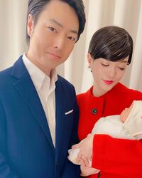 「おどろいたーーっ笑」小泉進次郎環境相＆滝川クリステル夫婦が第1子抱いた、芸人“モノマネショット”に反響