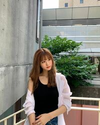 「まじ、天使」生見愛瑠の白シャツはだけた大人っぽいオフショットにファン絶賛