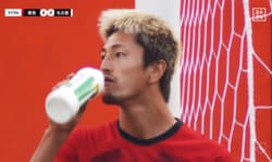 嘘だろ！？ 鈴木優磨、“乱暴行為”認定の退場→思わず水を噴き出した瞬間…「レッドはないだろ」「擁護できない」報復リアクションが物議