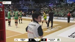 女子バレー、黄色いビブスで公式戦に！？ 突然現れた“目立ちすぎる”リベロにファン驚き