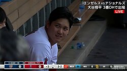 大谷翔平が危機一髪！ベンチに強烈ファウルが飛び込みあわや直撃 頭を抱えて全力で回避「あぶねえ」「避け谷さん」
