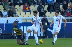 批判殺到！「極悪すぎる…」衝撃の“足首グニャリ”危険タックルで退場処分「さすがに酷い」「痛い…」鈴木彩艶チームメイトが被害