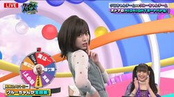 椅子の上で大胆ポーズ 岡部麟のサービス精神にクロちゃん「写真集で変わったよね」