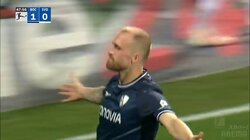 “ドッペルパック”達成の瞬間 浅野の目の前で…相手選手のプレゼントボールからボーフムFWの鮮やかヘッドが炸裂！