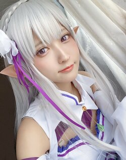 「2次元感がスゴイ！」コスプレイヤー・猫田あしゅ、「リゼロ」エミリアのコスプレでファンを魅了