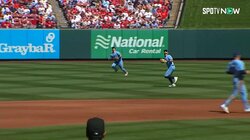 「やべ、俺見えないわ！」「俺だって見づらいよ！」快晴のデーゲームに舞ったフライでメジャーリーガーがドタバタ劇「ナニコレ」「日差し強そう」