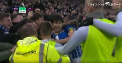 三笘薫が観客席でもみくちゃに…相棒・マーチの“カミナリシュート”が決まり歓喜のサポーターと大はしゃぎ