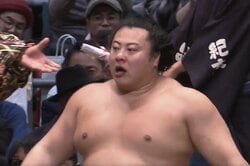 「蹴ったw」「蹴飛ばした」幕内の取組で“珍光景” 咄嗟の判断と行動に館内どよめき