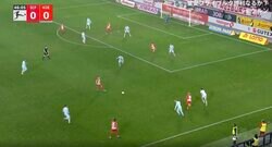 フィールドの魔術師！「上手すぎる」「鬼キープ」 堂安律が相手DF2人を完全に手玉に取った“秒殺テクニック” 巧みなトラップで置き去り→間を通すパスで局面を打開した瞬間