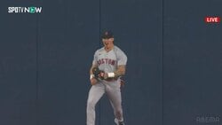 ガッツポーズもカッコよすぎ！ 吉田正尚の同僚イケメンセンターがゲレーロJr.の大飛球をスーパーキャッチ