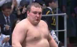 「まさか安青錦が」「前代未聞」執念の“一撃”にファン騒然「推しを…」容赦ない攻め