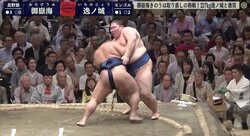 御嶽海、227kgの巨漢・逸ノ城を「パワー」で制する！　圧巻の4連勝
