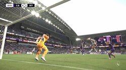 うそだろ...糸引いてる？元日本代表のピンポイントすぎる“糸引きクロス”からドンピシャヘッド弾炸裂の瞬間　“国内最強”コンビのホットラインに「えぐすぎ」「マジでやばい」