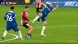 「あぶねーよ」vs「吹っ飛びすぎ」ファンの意見も真っ二つ…足裏タックルの判定にチェルシーMFが激怒の瞬間！「膝削られてる」の声も