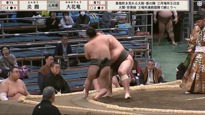 炎鵬の取組で勝った力士も「一体、何が？」驚き 歓声、悲鳴、静寂…行司が見逃さなかった決定的瞬間 3枚目