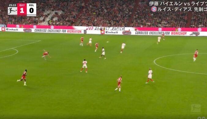 何してんの！？ 怪物FWケイン、ポジション無視→最終ラインから“超高精度ロングフィード”「そこから打つ！？」「システムは？w」王者バイエルンの“流動的高速カウンター” 4枚目
