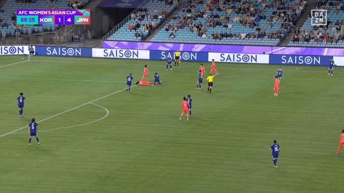 「暴力的になってきた…」韓国MF、なでしこDFの“腕を掴む→足を蹴る”で即ファウル「潰しにきたな」「怪我に気をつけて」ファン騒然【女子アジアカップ】 3枚目