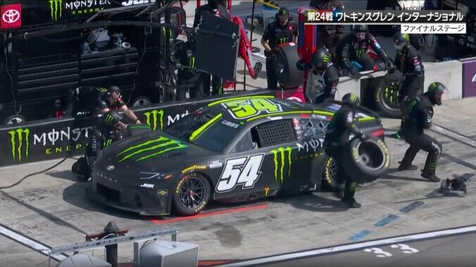 何やってるんだ！ ジャッキを「落とした」 全米熱狂のレースでドタバタ劇「取り逃がして落下」普段と“逆側”で珍事 2枚目