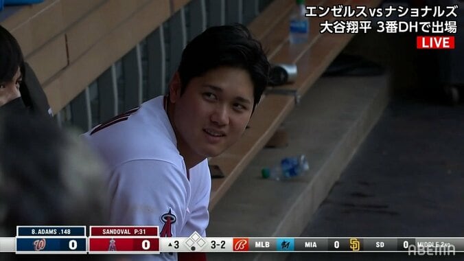 大谷翔平が危機一髪！ベンチに強烈ファウルが飛び込みあわや直撃 頭を抱えて全力で回避「あぶねえ」「避け谷さん」 1枚目