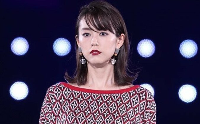 桐谷美玲＆佐藤ありさ、爆笑中の仲良し2ショットに反響「2人ともかわいすぎ」「姉妹みたい」 1枚目