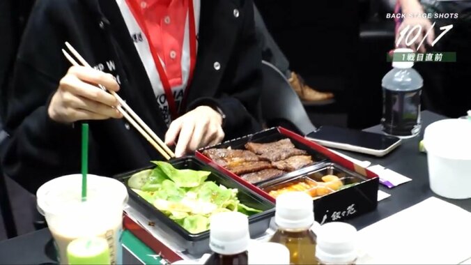 美女雀士もニコニコになった豪華焼肉弁当（アップ）