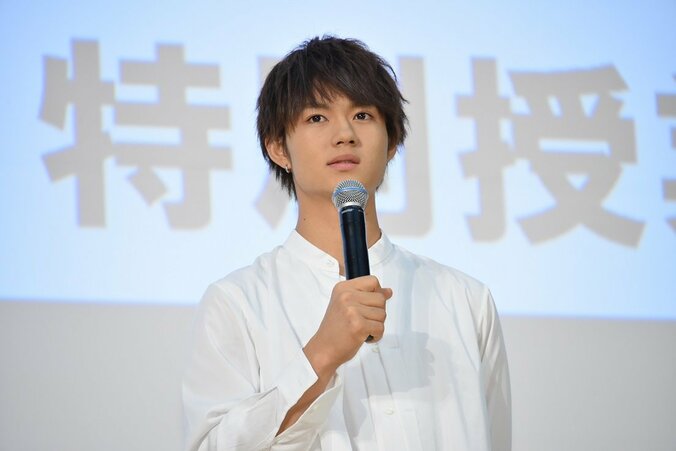 葵わかな&佐野勇斗、高校の終業式にサプライズ登場！佐野は高校時代「めっちゃ遊んでた」 3枚目