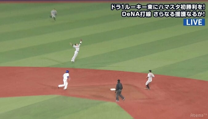 「守備の名手は譲れない！」 横浜DeNA大和の打球を、巨人のショート・坂本が“強奪”美技 1枚目